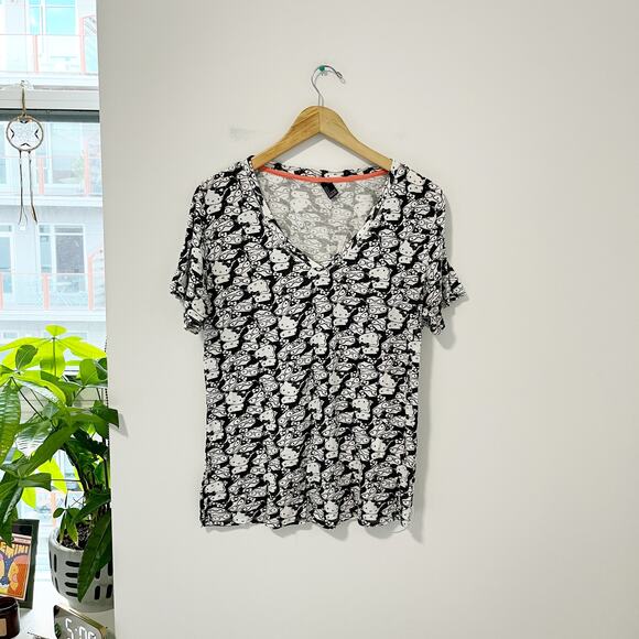 H&M Hello Kitty Short Sleeve Graphic Tee Size Large - Picture 1 of 5